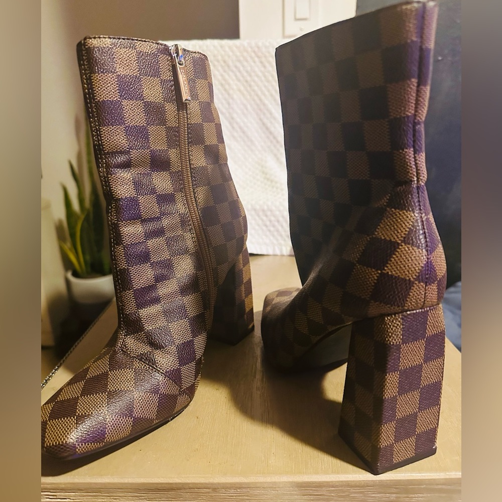 Good condition, nice with leggings